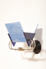 Duża jednopunktowa lampa ścienna/kinkiet "Murana 1680-9" z chromowanym ramieniem, kloszem złożonym z czterech szklanych płytek i z granatowymi półprzepuszczalnymi trójkątnymi uchwytami z tworzywa, Postmodernizm i styl Memphis, projekt Perry King & Santiago Miranda dla Arteluce, Włochy, lata 80. - obrazek 54