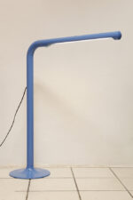 Duża niebieska jednopunktowa lampa biurkowa/podłogowa w kształcie odwróconego "L" z tworzywa sztucznego z metalową okrągłą podstawą "Tube", projekt Anders Pehrson dla Ateljé Lyktan, Space Age, Szwecja, wzór z 1973 roku - obrazek 54