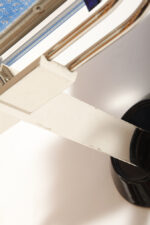 Duża jednopunktowa lampa ścienna/kinkiet "Murana 1680-9" z chromowanym ramieniem, kloszem złożonym z czterech szklanych płytek i z granatowymi półprzepuszczalnymi trójkątnymi uchwytami z tworzywa, Postmodernizm i styl Memphis, projekt Perry King & Santiago Miranda dla Arteluce, Włochy, lata 80. - obrazek 55