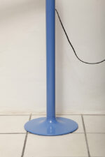 Duża niebieska jednopunktowa lampa biurkowa/podłogowa w kształcie odwróconego "L" z tworzywa sztucznego z metalową okrągłą podstawą "Tube", projekt Anders Pehrson dla Ateljé Lyktan, Space Age, Szwecja, wzór z 1973 roku - obrazek 55