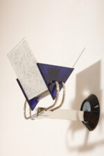 Duża jednopunktowa lampa ścienna/kinkiet "Murana 1680-9" z chromowanym ramieniem, kloszem złożonym z czterech szklanych płytek i z granatowymi półprzepuszczalnymi trójkątnymi uchwytami z tworzywa, Postmodernizm i styl Memphis, projekt Perry King & Santiago Miranda dla Arteluce, Włochy, lata 80. - obrazek 57
