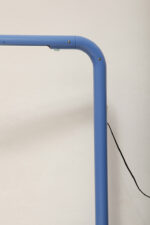 Duża niebieska jednopunktowa lampa biurkowa/podłogowa w kształcie odwróconego "L" z tworzywa sztucznego z metalową okrągłą podstawą "Tube", projekt Anders Pehrson dla Ateljé Lyktan, Space Age, Szwecja, wzór z 1973 roku - obrazek 57