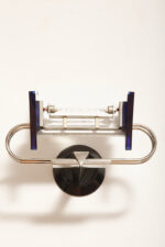 Duża jednopunktowa lampa ścienna/kinkiet "Murana 1680-9" z chromowanym ramieniem, kloszem złożonym z czterech szklanych płytek i z granatowymi półprzepuszczalnymi trójkątnymi uchwytami z tworzywa, Postmodernizm i styl Memphis, projekt Perry King & Santiago Miranda dla Arteluce, Włochy, lata 80. - obrazek 58