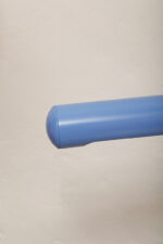 Duża niebieska jednopunktowa lampa biurkowa/podłogowa w kształcie odwróconego "L" z tworzywa sztucznego z metalową okrągłą podstawą "Tube", projekt Anders Pehrson dla Ateljé Lyktan, Space Age, Szwecja, wzór z 1973 roku - obrazek 58