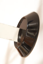 Duża jednopunktowa lampa ścienna/kinkiet "Murana 1680-9" z chromowanym ramieniem, kloszem złożonym z czterech szklanych płytek i z granatowymi półprzepuszczalnymi trójkątnymi uchwytami z tworzywa, Postmodernizm i styl Memphis, projekt Perry King & Santiago Miranda dla Arteluce, Włochy, lata 80. - obrazek 59