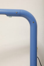 Duża niebieska jednopunktowa lampa biurkowa/podłogowa w kształcie odwróconego "L" z tworzywa sztucznego z metalową okrągłą podstawą "Tube", projekt Anders Pehrson dla Ateljé Lyktan, Space Age, Szwecja, wzór z 1973 roku - obrazek 59