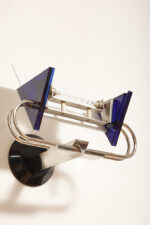 Duża jednopunktowa lampa ścienna/kinkiet "Murana 1680-9" z chromowanym ramieniem, kloszem złożonym z czterech szklanych płytek i z granatowymi półprzepuszczalnymi trójkątnymi uchwytami z tworzywa, Postmodernizm i styl Memphis, projekt Perry King & Santiago Miranda dla Arteluce, Włochy, lata 80. - obrazek 60