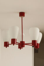 Pięciopunktowa czerwona metalowa lampa sufitowa/żyrandol ze szklanymi mlecznobiałymi kloszami, Niemcy, lata 60/70. - obrazek 6