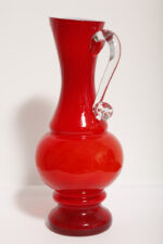 Duży szklany dwuwarstwowy czerwony dzbanek "Verona" z mlecznobiałym wnętrzem i przezroczystym uchem, projekt Ludwik Fiedorowicz, Huta Szkła Gospodarczego "Ząbkowice" w Dąbrowie Górniczej, Polska, wzór z 1982 roku - obrazek 6