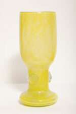 Duży cytrynowy szklany wazon/kielich z przeźroczystymi "guzikami", projekt Czesław Hajnysz, Spółdzielnia Pracy Przemysłu Ludowego i Artystycznego Kamionka w Łysej Górze, Polska, lata 70. - obrazek 6