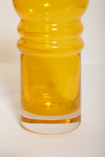 Średniej wielkości (27 cm) żółty symetryczny ręcznie formowany wazon ze szkła sodowego barwionego w masie, projekt (przypisywany) Lucyna Pijaczewska, Huta Szkła Artystycznego ''Barbara'' w Polanicy Zdrój, Polska, lata 70. - obrazek 6