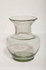 Jasno szary niski pękaty mocno napowietrzony półprzezroczysty szklany wazon z falbanką na rancie wlotu, Polska, lata 70.  - obrazek 6