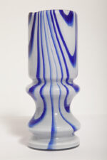 Jasno szaroniebieski średniej wielkości (22,5 cm) masywny dwuwarstwowy ręcznie formowany szklany wazon w stylu projektów Carlo Moretti/Murano, lata 70. - obrazek 7