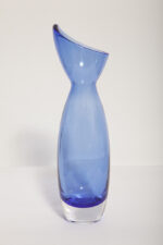 Półprzezroczysty średniej wielkości (28 cm) kobaltowy niesymetryczny szklany wazon z wlewem w formie kwiatowego kielicha, szkło Sommerso, Iittala, Finlandia, lata 70. - obrazek 6