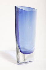 Szklany niski (21 cm) o przekroju łezki płaski niebieski/kobaltowy wazon z przezroczystą podstawą, Krośnieńskie Huty Szkła Krosno S.A., Polska, lata 90. - obrazek 6