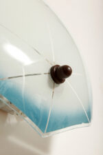 Jednopunktowa mlecznobiała szklana lampa ścienna/kinkiet z niebieskim obrysem i symetrycznym ażurowym wzorem, Polska, lata 60. - obrazek 6