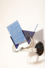 Duża jednopunktowa lampa ścienna/kinkiet "Murana 1680-9" z chromowanym ramieniem, kloszem złożonym z czterech szklanych płytek i z granatowymi półprzepuszczalnymi trójkątnymi uchwytami z tworzywa, Postmodernizm i styl Memphis, projekt Perry King & Santiago Miranda dla Arteluce, Włochy, lata 80. - obrazek 6