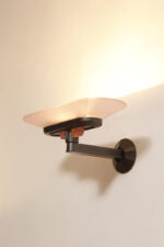 Duża postmodernistyczna jednopunktowa lampa ścienna/kinkiet "Jill" z grafitowym metalowym ramieniem i płytkim szklanym matowym jasno różowym kloszem, projekt Perry King, Santiago Miranda i Gianluigi Arnaldi dla Arteluce, Włochy, wzór z 1978 roku - obrazek 6