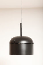 Nieduża jednopunktowa lampa wisząca/sufitowa z czarnym satynowym kloszem z tworzywa i metalowym srebrnym odbłyśnikiem, projekt Arnold Berges dla Staff Leuchten, Model 5518/19/38, Niemcy, lata 70. - obrazek 6