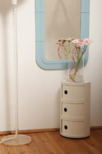 Prostokątne lustro ścienne osadzone w modułowej niebieskiej lekkiej ramie z tworzywa z zaokrąglonymi rogami, Anna Castelli Ferrieri, firma Kartell, Włochy, lata 60. - obrazek 11