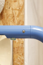 Duża niebieska jednopunktowa lampa biurkowa/podłogowa w kształcie odwróconego "L" z tworzywa sztucznego z metalową okrągłą podstawą "Tube", projekt Anders Pehrson dla Ateljé Lyktan, Space Age, Szwecja, wzór z 1973 roku - obrazek 6