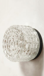 Szklany nieduży jednopunktowy okrągły przezroczysto lodowy kinkiet "Petit" z geometrycznym wzorem osadzony na czarnej metalowej obejmie, Francja, lata 70. - obrazek 6