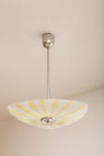 Szklana dwupunktowa trójkątna mlecznobiała z żółtym geometrycznym wzorem lampa sufitowa „Parasolka” na metalowej sztycy, Napako, Czechosłowacja, lata 50/60. - obrazek 6