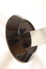 Duża jednopunktowa lampa ścienna/kinkiet "Murana 1680-9" z chromowanym ramieniem, kloszem złożonym z czterech szklanych płytek i z granatowymi półprzepuszczalnymi trójkątnymi uchwytami z tworzywa, Postmodernizm i styl Memphis, projekt Perry King & Santiago Miranda dla Arteluce, Włochy, lata 80. - obrazek 61