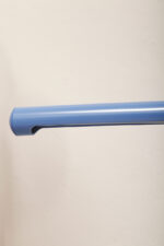 Duża niebieska jednopunktowa lampa biurkowa/podłogowa w kształcie odwróconego "L" z tworzywa sztucznego z metalową okrągłą podstawą "Tube", projekt Anders Pehrson dla Ateljé Lyktan, Space Age, Szwecja, wzór z 1973 roku - obrazek 61