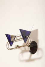 Duża jednopunktowa lampa ścienna/kinkiet "Murana 1680-9" z chromowanym ramieniem, kloszem złożonym z czterech szklanych płytek i z granatowymi półprzepuszczalnymi trójkątnymi uchwytami z tworzywa, Postmodernizm i styl Memphis, projekt Perry King & Santiago Miranda dla Arteluce, Włochy, lata 80. - obrazek 62