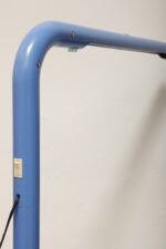 Duża niebieska jednopunktowa lampa biurkowa/podłogowa w kształcie odwróconego "L" z tworzywa sztucznego z metalową okrągłą podstawą "Tube", projekt Anders Pehrson dla Ateljé Lyktan, Space Age, Szwecja, wzór z 1973 roku - obrazek 62