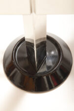 Duża jednopunktowa lampa ścienna/kinkiet "Murana 1680-9" z chromowanym ramieniem, kloszem złożonym z czterech szklanych płytek i z granatowymi półprzepuszczalnymi trójkątnymi uchwytami z tworzywa, Postmodernizm i styl Memphis, projekt Perry King & Santiago Miranda dla Arteluce, Włochy, lata 80. - obrazek 63