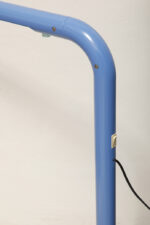 Duża niebieska jednopunktowa lampa biurkowa/podłogowa w kształcie odwróconego "L" z tworzywa sztucznego z metalową okrągłą podstawą "Tube", projekt Anders Pehrson dla Ateljé Lyktan, Space Age, Szwecja, wzór z 1973 roku - obrazek 63