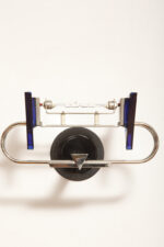 Duża jednopunktowa lampa ścienna/kinkiet "Murana 1680-9" z chromowanym ramieniem, kloszem złożonym z czterech szklanych płytek i z granatowymi półprzepuszczalnymi trójkątnymi uchwytami z tworzywa, Postmodernizm i styl Memphis, projekt Perry King & Santiago Miranda dla Arteluce, Włochy, lata 80. - obrazek 64