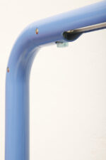 Duża niebieska jednopunktowa lampa biurkowa/podłogowa w kształcie odwróconego "L" z tworzywa sztucznego z metalową okrągłą podstawą "Tube", projekt Anders Pehrson dla Ateljé Lyktan, Space Age, Szwecja, wzór z 1973 roku - obrazek 64