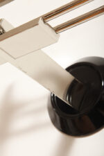 Duża jednopunktowa lampa ścienna/kinkiet "Murana 1680-9" z chromowanym ramieniem, kloszem złożonym z czterech szklanych płytek i z granatowymi półprzepuszczalnymi trójkątnymi uchwytami z tworzywa, Postmodernizm i styl Memphis, projekt Perry King & Santiago Miranda dla Arteluce, Włochy, lata 80. - obrazek 65