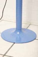Duża niebieska jednopunktowa lampa biurkowa/podłogowa w kształcie odwróconego "L" z tworzywa sztucznego z metalową okrągłą podstawą "Tube", projekt Anders Pehrson dla Ateljé Lyktan, Space Age, Szwecja, wzór z 1973 roku - obrazek 65