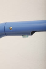 Duża niebieska jednopunktowa lampa biurkowa/podłogowa w kształcie odwróconego "L" z tworzywa sztucznego z metalową okrągłą podstawą "Tube", projekt Anders Pehrson dla Ateljé Lyktan, Space Age, Szwecja, wzór z 1973 roku - obrazek 66