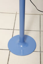 Duża niebieska jednopunktowa lampa biurkowa/podłogowa w kształcie odwróconego "L" z tworzywa sztucznego z metalową okrągłą podstawą "Tube", projekt Anders Pehrson dla Ateljé Lyktan, Space Age, Szwecja, wzór z 1973 roku - obrazek 68