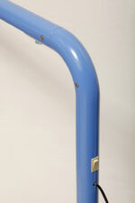 Duża niebieska jednopunktowa lampa biurkowa/podłogowa w kształcie odwróconego "L" z tworzywa sztucznego z metalową okrągłą podstawą "Tube", projekt Anders Pehrson dla Ateljé Lyktan, Space Age, Szwecja, wzór z 1973 roku - obrazek 69