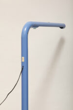 Duża niebieska jednopunktowa lampa biurkowa/podłogowa w kształcie odwróconego "L" z tworzywa sztucznego z metalową okrągłą podstawą "Tube", projekt Anders Pehrson dla Ateljé Lyktan, Space Age, Szwecja, wzór z 1973 roku - obrazek 73