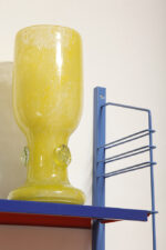 Duży cytrynowy szklany wazon/kielich z przeźroczystymi "guzikami", projekt Czesław Hajnysz, Spółdzielnia Pracy Przemysłu Ludowego i Artystycznego Kamionka w Łysej Górze, Polska, lata 70. - obrazek 7