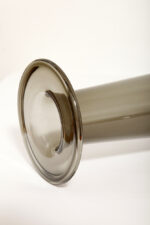 Cylindryczny ręcznie formowany smukły i wysoki (40 cm) wazon z dymionego szkła w szarym kolorze z wlewem w kształcie ronda kapelusza, IKEA, Szwecja, lata 90 - obrazek 7