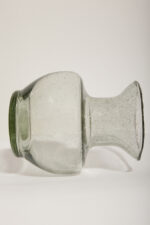 Jasno szary niski pękaty mocno napowietrzony półprzezroczysty szklany wazon z falbanką na rancie wlotu, Polska, lata 70.  - obrazek 7