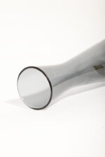 Delikatny średniej wielkości (25 cm) szklany ręcznie formowany wazon z cienkiego dymionego szkła w szarym kolorze w kształcie zbliżonym do klepsydry, Niemcy, lata 70. - obrazek 7