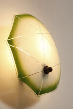 Jednopunktowa mlecznobiała szklana lampa ścienna/kinkiet z zielonym obrysem i symetrycznym ażurowym wzorem, Polska, lata 60. - obrazek 7