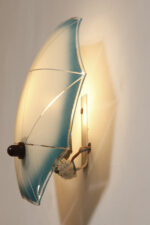 Jednopunktowa mlecznobiała szklana lampa ścienna/kinkiet z niebieskim obrysem i symetrycznym ażurowym wzorem, Polska, lata 60. - obrazek 7