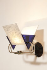 Duża jednopunktowa lampa ścienna/kinkiet "Murana 1680-9" z chromowanym ramieniem, kloszem złożonym z czterech szklanych płytek i z granatowymi półprzepuszczalnymi trójkątnymi uchwytami z tworzywa, Postmodernizm i styl Memphis, projekt Perry King & Santiago Miranda dla Arteluce, Włochy, lata 80. - obrazek 7