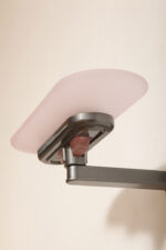 Duża postmodernistyczna jednopunktowa lampa ścienna/kinkiet "Jill" z grafitowym metalowym ramieniem i płytkim szklanym matowym jasno różowym kloszem, projekt Perry King, Santiago Miranda i Gianluigi Arnaldi dla Arteluce, Włochy, wzór z 1978 roku - obrazek 7