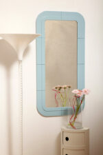 Prostokątne lustro ścienne osadzone w modułowej niebieskiej lekkiej ramie z tworzywa z zaokrąglonymi rogami, Anna Castelli Ferrieri, firma Kartell, Włochy, lata 60. - obrazek 13